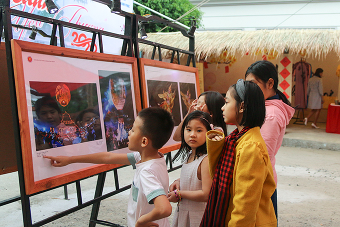 Những hình ảnh về cộng đồng các nước Đông Nam Á cũng được giới thiệu với công chúng. 