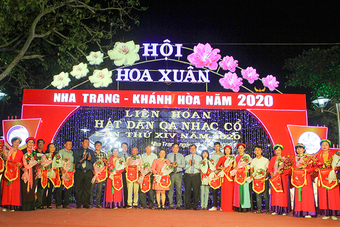 Lãnh đạo TP.Nha Trang trao cờ lưu niệm cho các đội tham dự liên hoan.