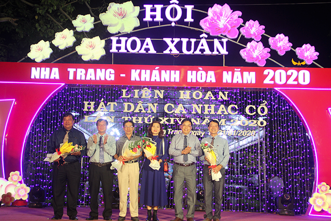 Đại diện Ban tổ chức tặng hoa các thành viên Ban giám khảo. 