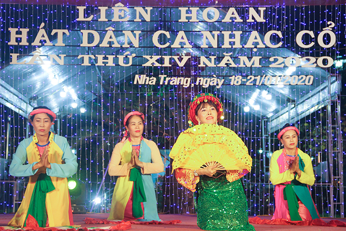 Tiết mục hát chầu văn Cô đôi Thượng ngàn của đội thi Vĩnh Hòa - Phương Sài. 