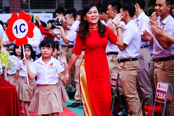 Cô Đỗ Thị Thu Thủy  và các học sinh lớp chủ nhiệm trong Lễ khai giảng năm học mới.