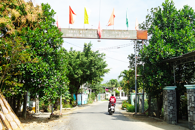 Cần thay mới cờ nơi cổng chào