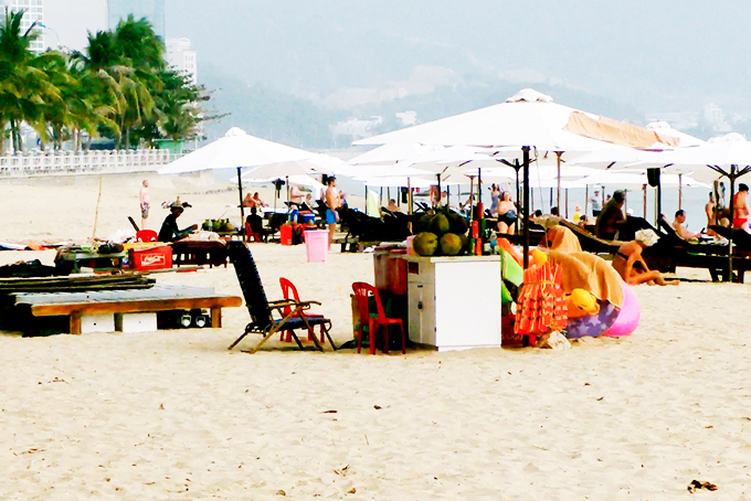 Hàng quán trên bãi tắm Hòn Chồng