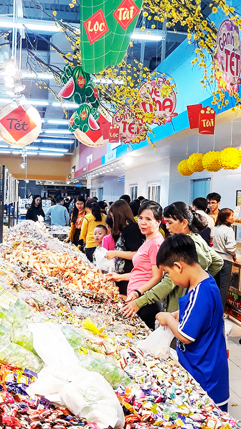Sức mua tại gian hàng bánh kẹo mứt Tết của siêu thị Big C  Nha Trang tăng cao khi đông đảo người dân tập trung mua sắm.