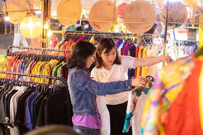 Hội chợ mở cửa từ 9:30 tới 22:00 hàng ngày với nhiều mặt hàng đa dạng để người tiêu dùng chọn lựa. Trong ảnh là một gian hàng với nhiều mẫu áo dài truyền thống phục vụ các chị em.