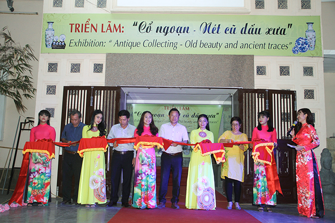 Representatives cutting ribbon to start Tet activities at Khanh Hoa museum.