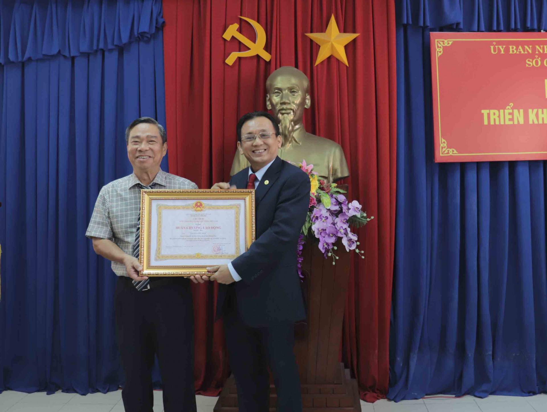 Ông Lê Hữu Hoàng trao Huân chương Lao động hạng Ba của Chủ tịch nước cho nguyên giám đốc Sở Giao thông vận tải.