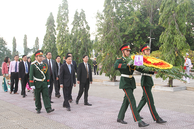 Đoàn đại biểu Ban Chấp hành Đảng bộ tỉnh Khánh Hòa dâng hoa tưởng niệm các anh hùng, liệt sĩ. 
