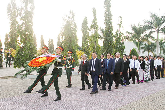 Đoàn đại biểu HĐND, UBND tỉnh Khánh Hòa dâng hoa tưởng niệm các anh hùng, liệt sĩ. 