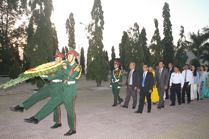 Đoàn đại biểu Ủy ban MTTQ Việt Nam tỉnh Khánh Hòa dâng hoa tưởng niệm các anh hùng, liệt sĩ. 
