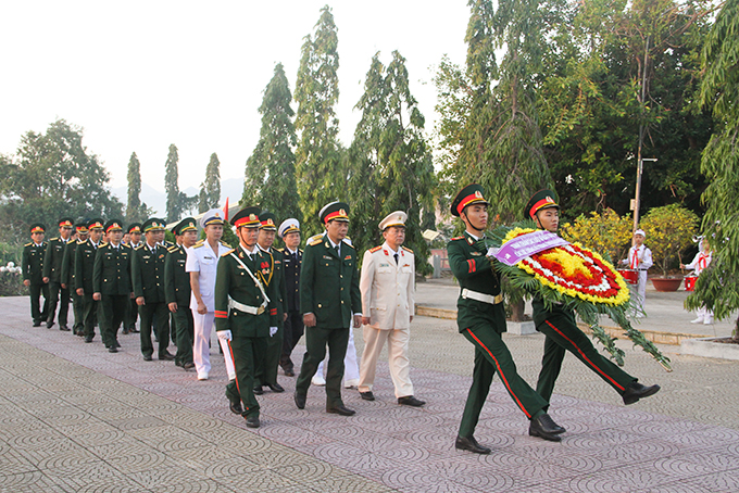 Đoàn đại biểu các lực lượng vũ trang tỉnh Khánh Hòa dâng hoa tưởng niệm các anh hùng, liệt sĩ. 