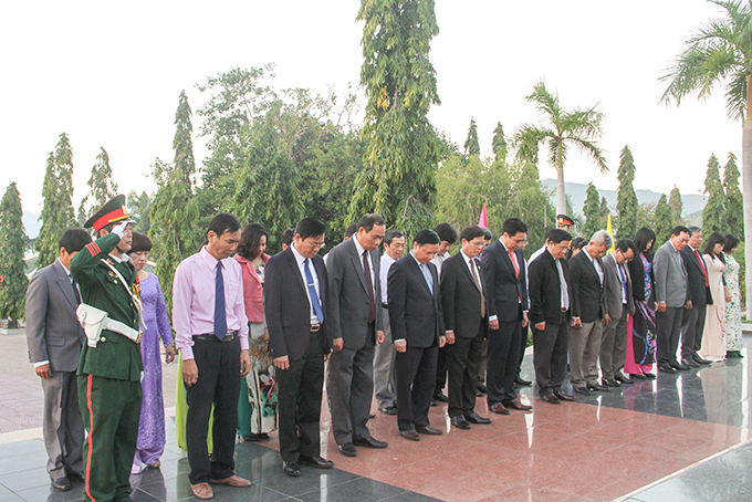 Đoàn đại biểu Ban Chấp hành Đảng bộ tỉnh Khánh Hòa dành một phút mặc niệm trước anh linh các liệt sĩ. 