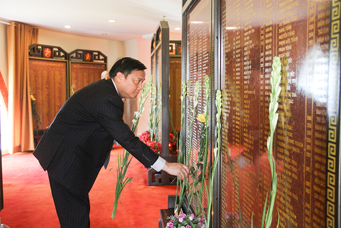 Ông Nguyễn Khắc Định dâng hoa lên các liệt sĩ tại Điện thờ Tháp Trầm Hương. 