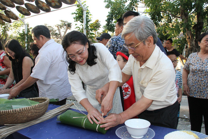 Head of the National Assembly Delegation of Khanh Hoa Province and Deputy Chairman of Khanh Hoa Provincial People’s Council Le Xuan Than and his wife joining activity