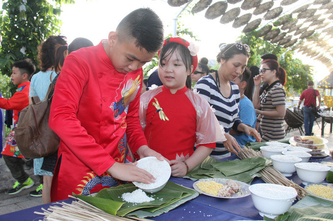 Children trying making “Tét” cake