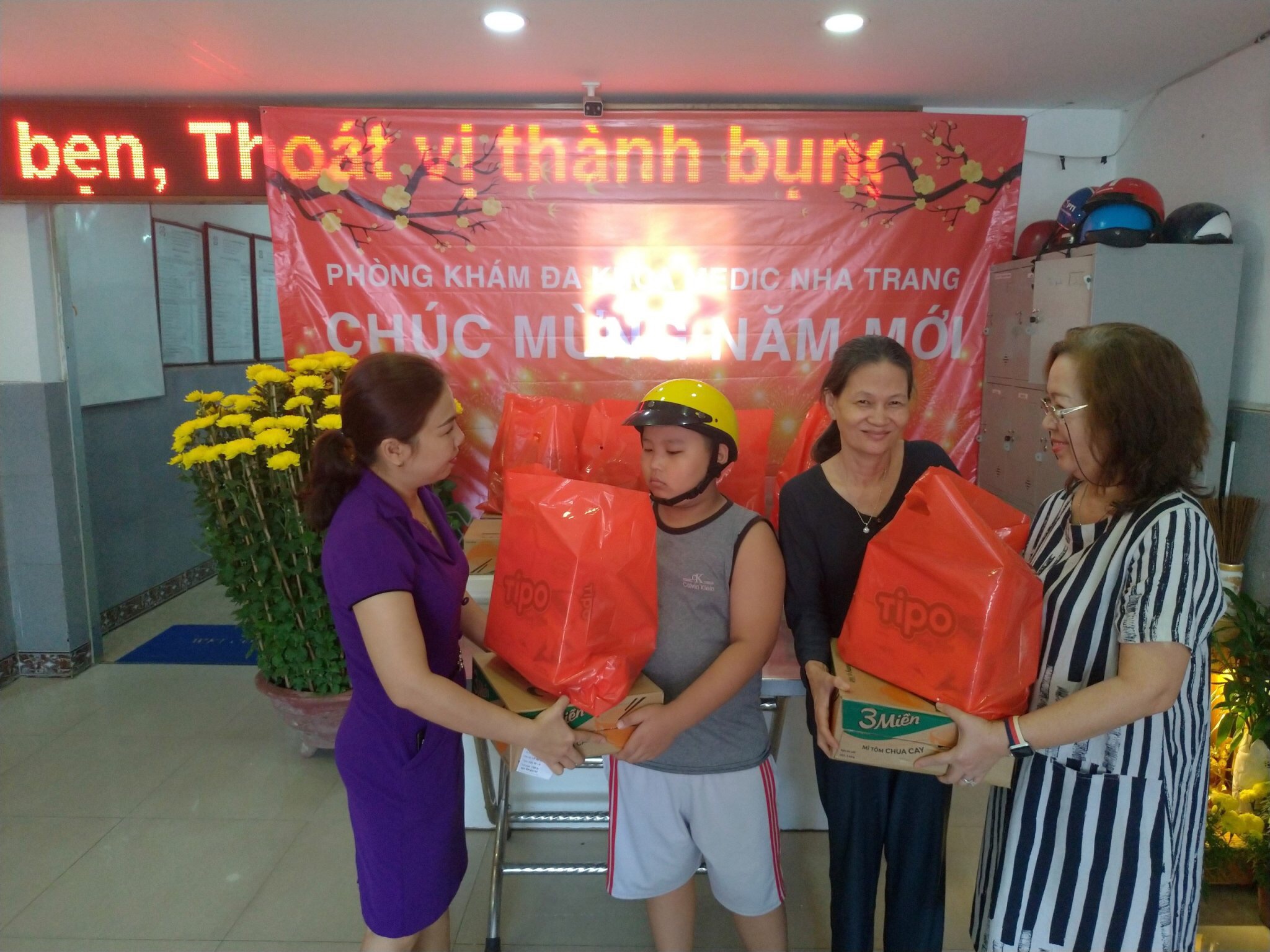 Trao 60 suất quà cho người có hoàn cảnh khó khăn