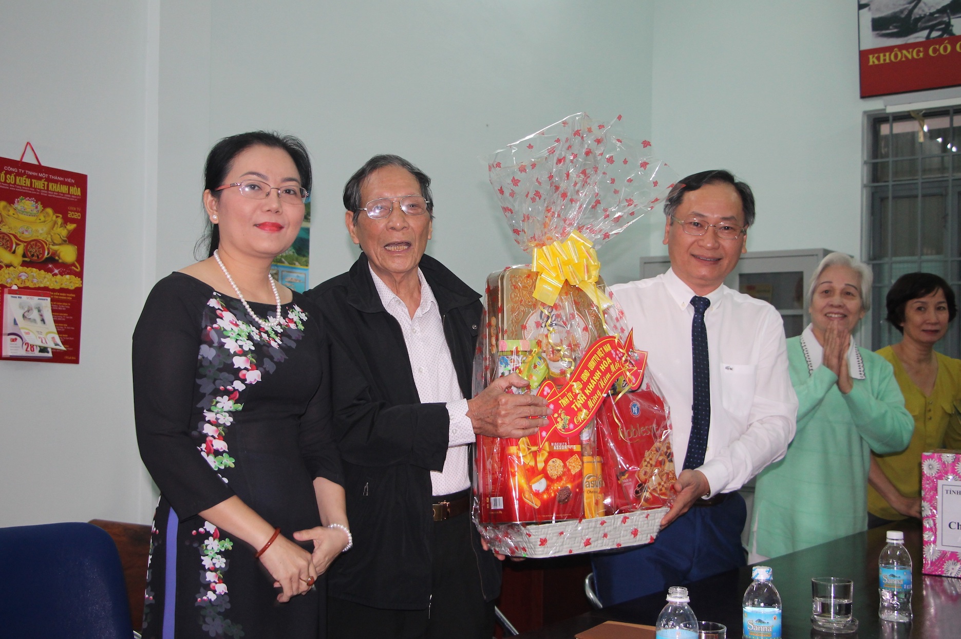 Ông Nguyễn Đắc Tài chúc tết tại Câu lạc bộ Hưu trí tỉnh.