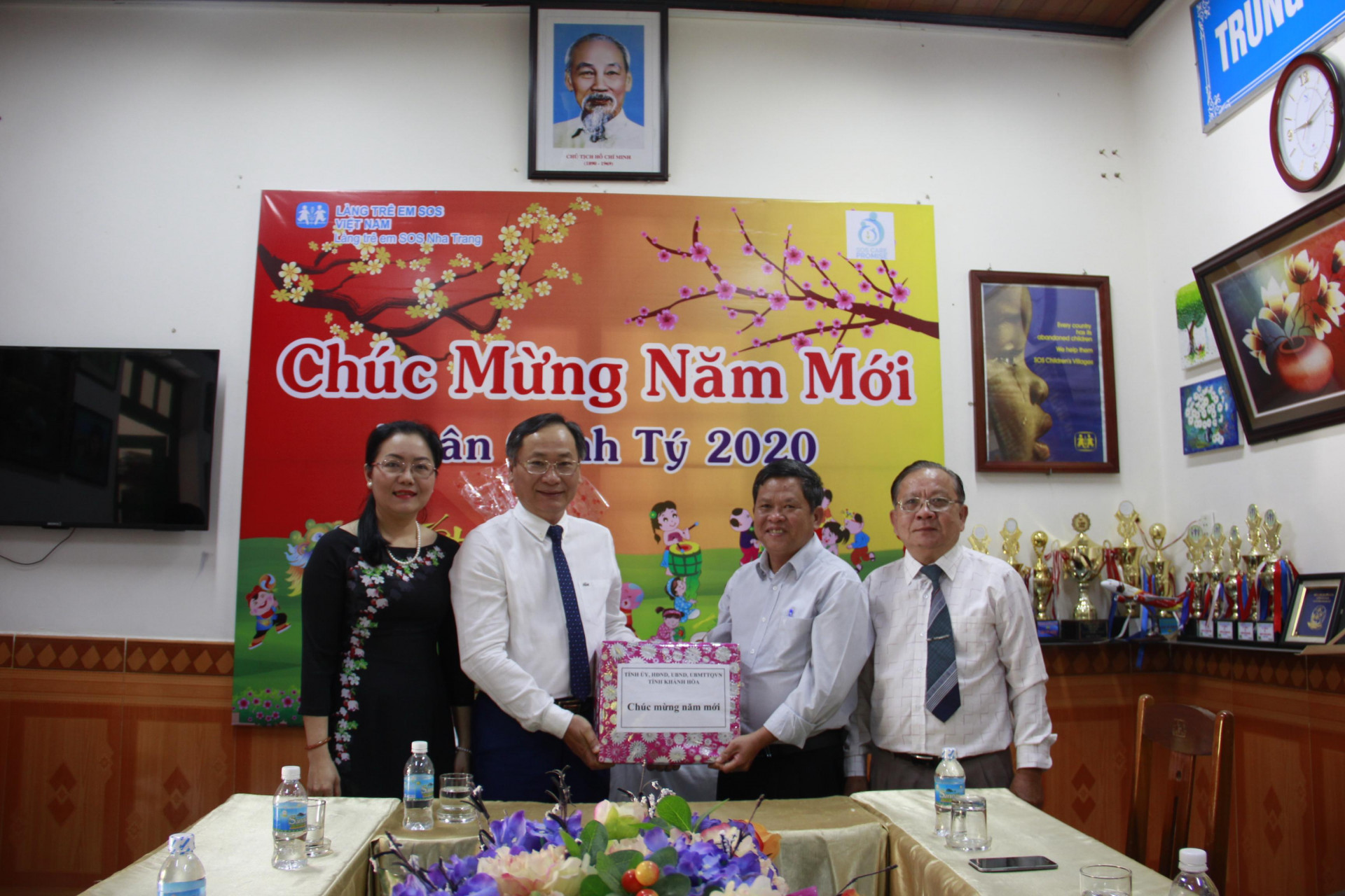 Ông Nguyễn Đắc Tài tặng quà và chúc tết Làng SOS Nha Trang 