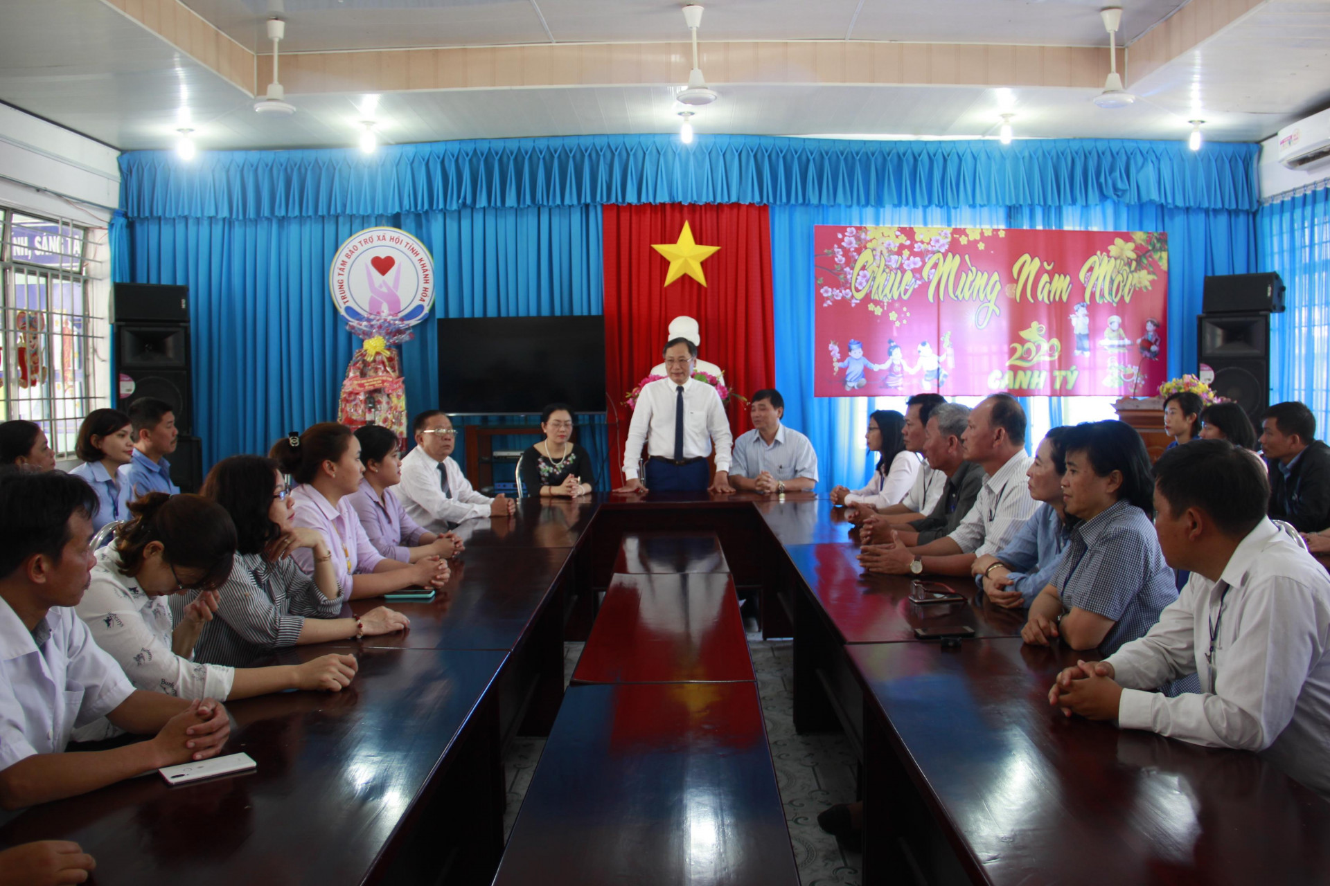 Ông Nguyễn Đắc Tài chúc tết tại Trung tâm Bảo trợ xã hội tỉnh 