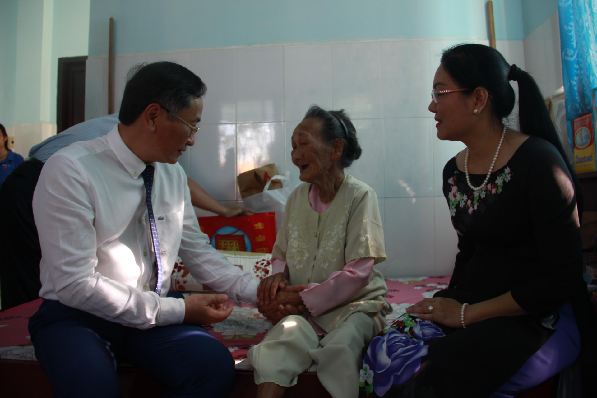 Ông Nguyễn Đắc Tài thăm, tặng quà Tết cho bà Trần Thị Điễu.