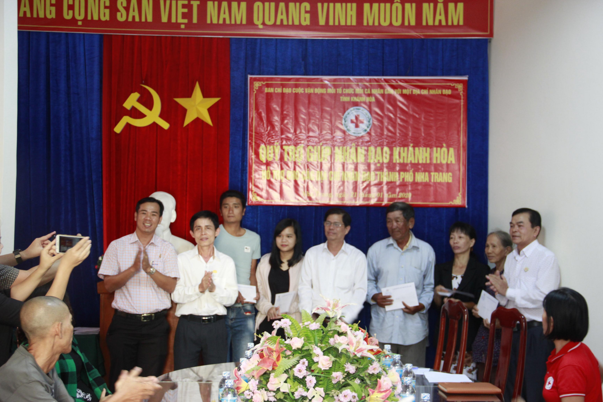 Ông Nguyễn Tấn Tuân trao quà cho người dân có hoàn cảnh khó khăn trên địa bàn TP.Nha Trang 
