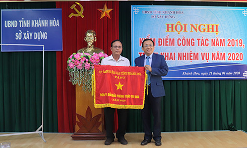 Lê Hữu Hoàng tặng Cờ thi đua của UBND tỉnh cho đại diện Công ty Cổ phần Cấp thoát nước Khánh Hòa