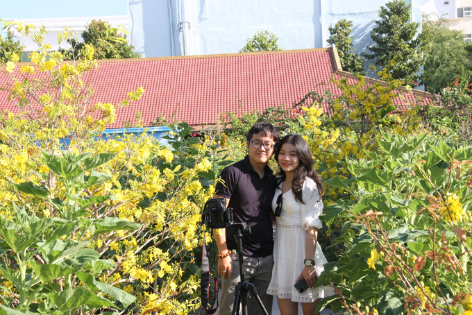 Khách du lịch tự chụp ảnh lưu niệm tại Làng nghề Trường Sơn