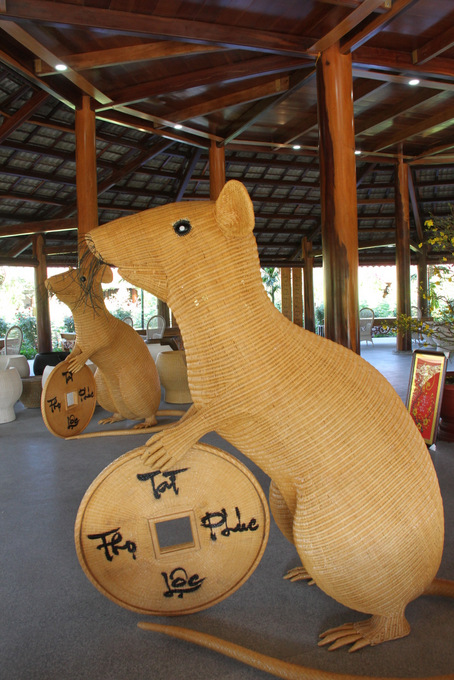  Chuột đan bằng sợi nhựa ở Làng nghề Trường Sơn