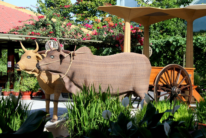Mô hình xe bò cùng ruộng lúa gợi nhớ không gian làng quê