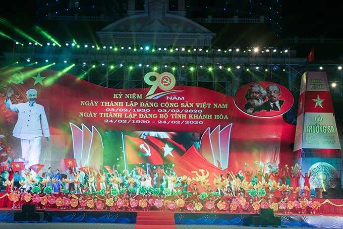 Tiết mục hát múa Đảng bộ Khánh Hòa niềm tin ngày mới mở màn chương trình cầu truyền hình trực tiếp.
