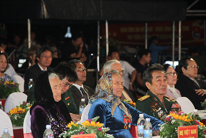 Đại diện các Bà mẹ Việt Nam anh hùng và Anh hùng lực lượng vũ trang về tham dự chương trình. 