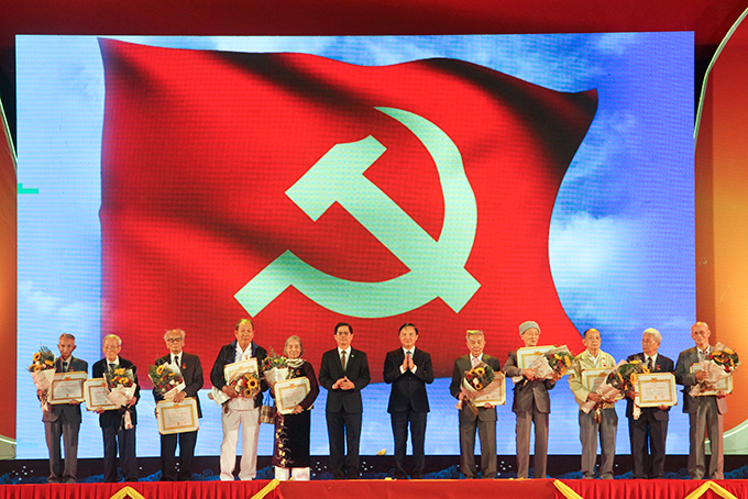 Các đảng viên lão thành 60 và 70 năm tuổi Đảng được trao huy hiệu và tặng hoa chúc mừng tại chương trình cầu truyền hình. 