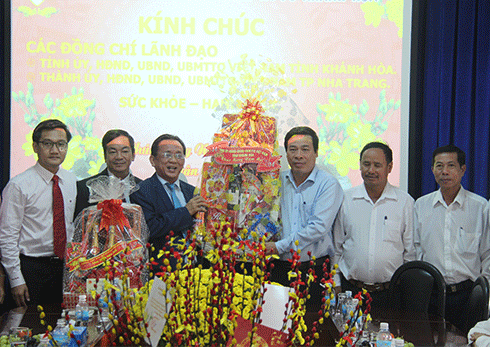 Ông Lê Hữu Hoàng - Phó Chủ tịch UBND tỉnh (thứ 3 từ trái sang) tặng quà Tết cho Công ty Cổ phần Cấp Thoát nước Khánh Hòa