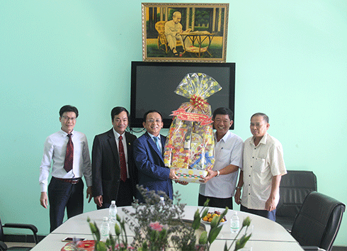 Ông Lê Hữu Hoàng trao quà, chúc Tết Công ty Cổ phần Môi trường Đô thị Nha Trang