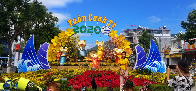 Người dân Cam Ranh hối hả mang xuân về nhà