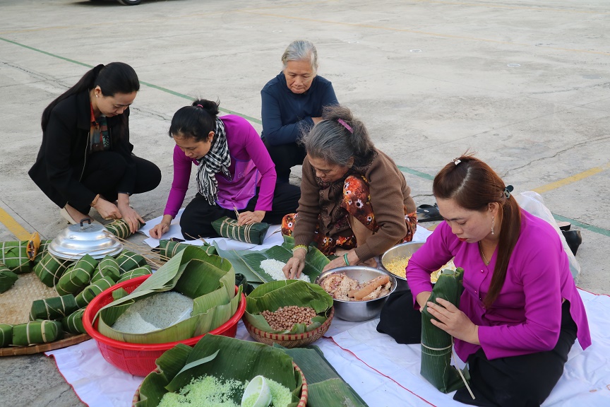 Trao tặng &quot;Chiếc bánh kết nối tình thương&quot; cho phụ nữ nghèo