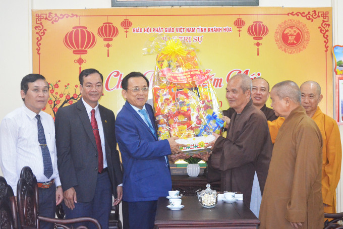 Ông Lê Hữu Hoàng - Phó Chủ tịch UBND tỉnh (thứ 3 từ trái sang) đến thăm, chúc Tết Ban Trị sự Giáo hội Phật giáo Việt Nam tỉnh.