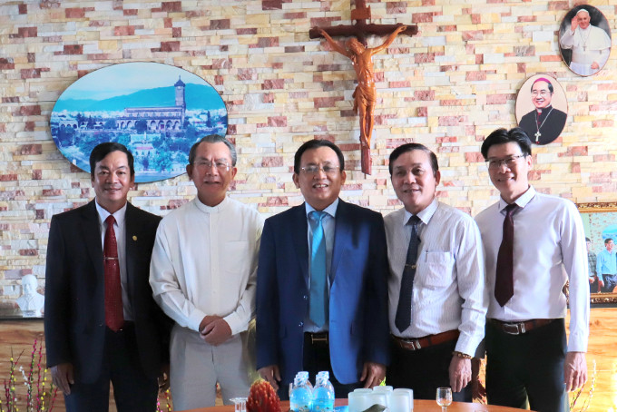 Ông Lê Hữu Hoàng - Phó Chủ tịch UBND tỉnh (đứng giữa) đến thăm, chúc Tết Nhà thờ Chánh Tòa Nha Trang.