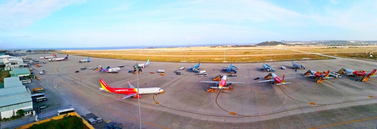 Sân bay Cam Ranh đón hàng trăm lượt máy bay mỗi ngày.