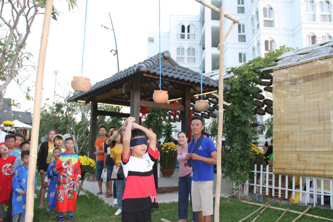 Hitting clay pot blindfold, an interesting folk game of Vietnam