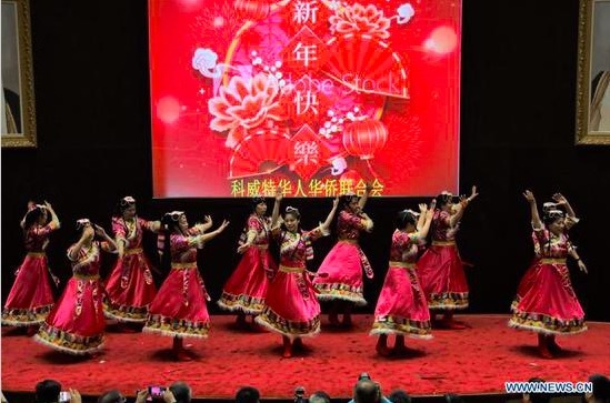 Các nghệ sĩ trình diễn để đón Tết ở thành phố Kuwait, Kuwait.