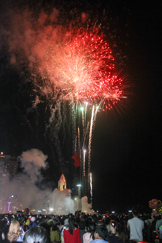 Màn bắn pháo hoa ở Quảng trường 2-4 đem lại niềm vui cho mọi người trong khoảnh khắc giao thừa. 
