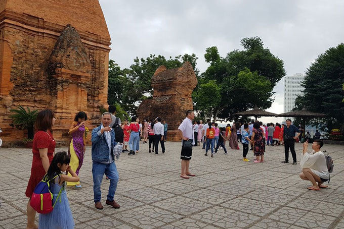Người dân và du khách tham quan Tháp Bà Ponagar sáng 25-1 
