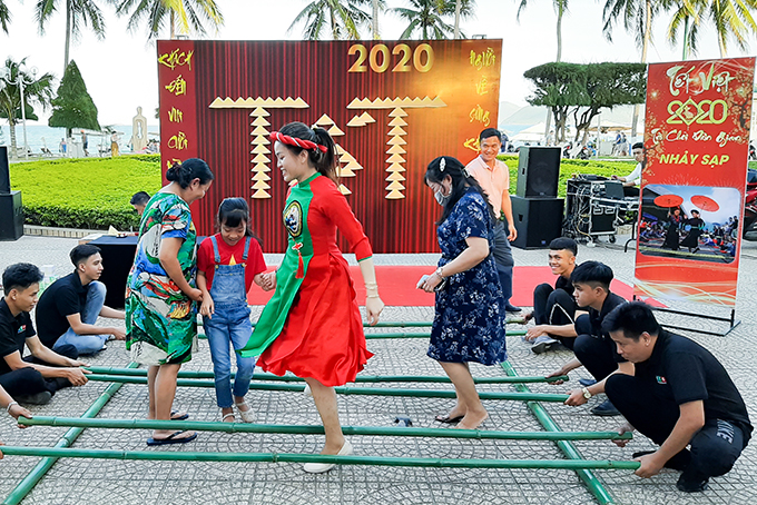 People enjoy bamboo pole dance  