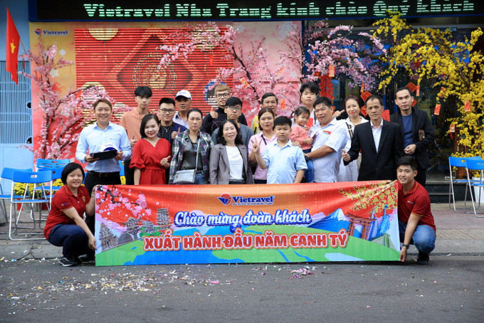  Đoàn khách đi  tour du lịch Hàn Quốc của Vietravel chi nhánh Nha Trang chụp ảnh lưu niệm trước khi xuất hành