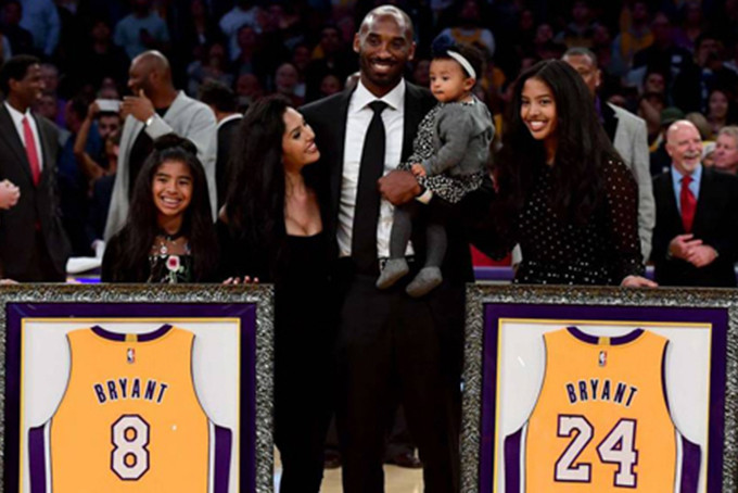 Bryant cùng vợ con trong lễ treo áo của anh tại sân Staples Center tháng 12-2017. Ảnh: AFP.
