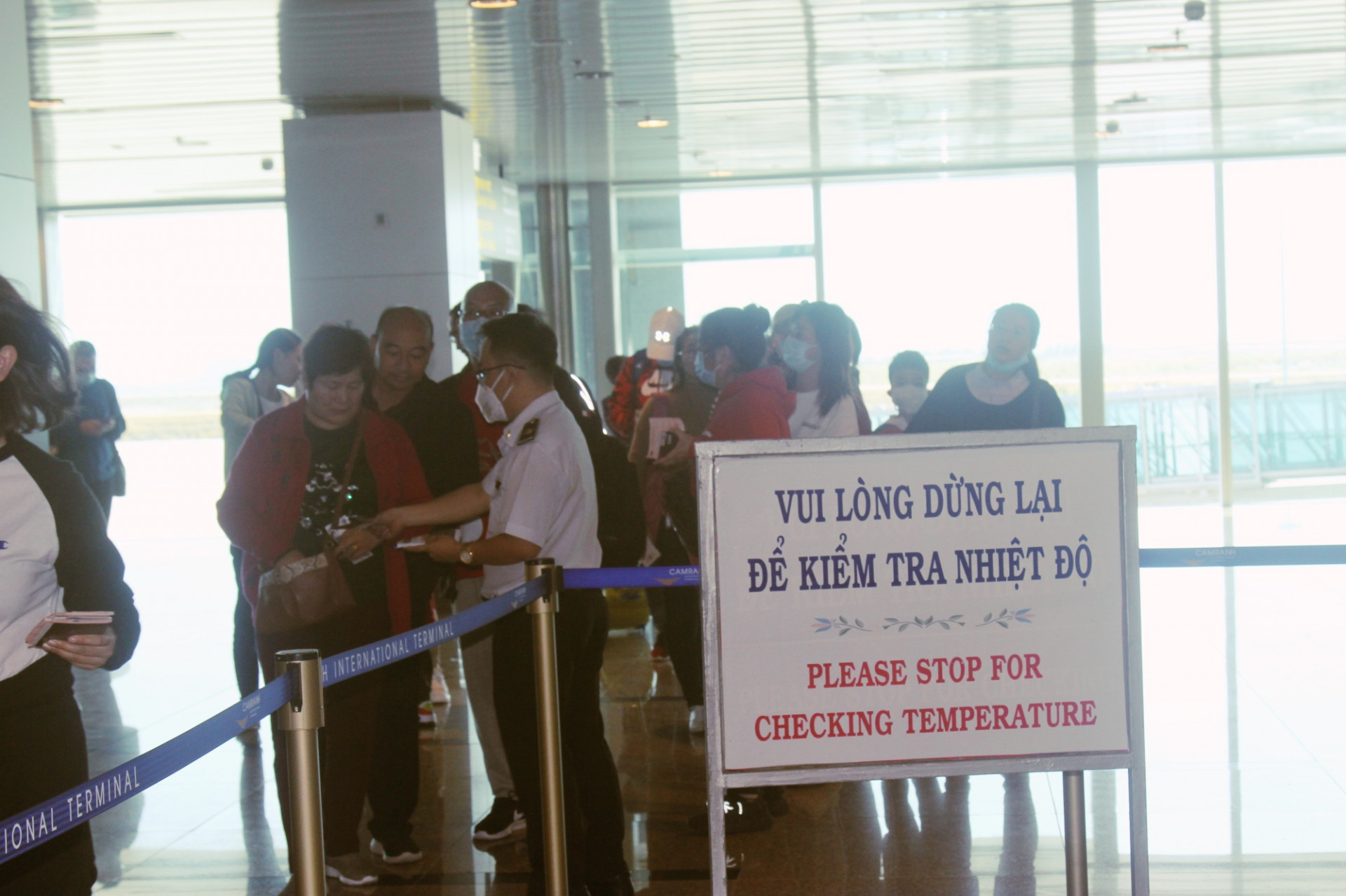 Kiểm tra thân nhiệt hành khách tại Sân bay Quốc tế Cam Ranh 