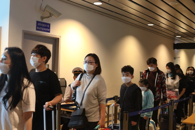 Du khách Hàn Quốc đều đeo khẩu trang đề phòng virus corona, đi qua khu vực quét thân nhiệt