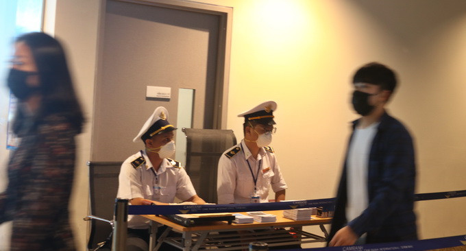 Các kiểm dịch viên thuộc Trung tâm kiểm dịch Y tế quốc tế Khánh Hòa đeo khẩu trang làm nhiệm vụ tại sân bay 