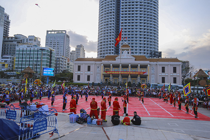 Quang cảnh Hội thi cờ người đầu Xuân Canh Tý tại Quảng trường 2-4.